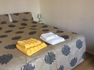 a bed with two towels sitting on top of it at Ferienwohnung Sonwik in Flensburg