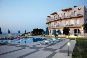 Bazén v ubytování Renieris Hotel nebo v jeho okolí