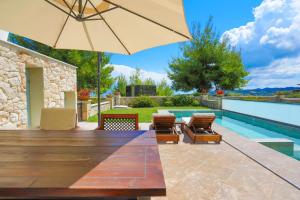 Πισίνα στο ή κοντά στο Sunny Villa Hanioti