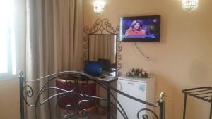 En TV eller et underholdningssystem på Ariha Hotel