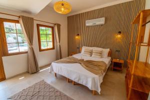 a bedroom with a bed in a room at VODİNA LOUNGE SUİTEs in Kayakoy