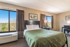 Una habitación de hotel con una cama y una ventana grande. en Quality Inn, en Portsmouth 18 fotos más