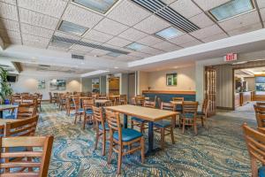un comedor con mesas y sillas en un hotel en Quality Inn, en Portsmouth
