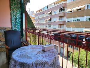 un balcón con mesa y silla y un edificio en Private room, en Alicante