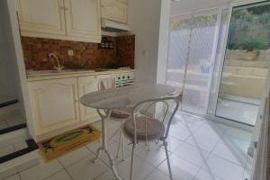 una piccola cucina con un tavolo e un lavandino di Detached house with 3 pools a Cogolin