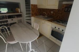 una piccola cucina con tavolo e sedie di Detached house with 3 pools a Cogolin