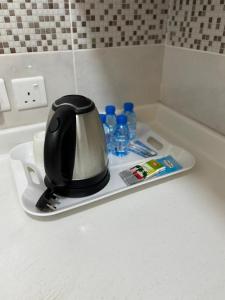 a black helmet sitting on a tray on a counter at شقق أسس غين للشقق المخدومة in Yanbu