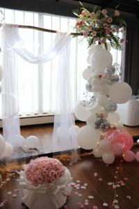 a room with a bunch of balloons and a cake at Songshan Lake Minshu Villa  +83 photos