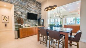 Η κουζίνα ή μικρή κουζίνα στο Blueground Miramar pool nr CB Smith Park MIA-156