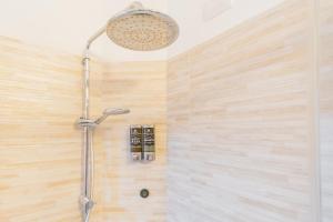 une douche avec pommeau de douche dans une salle de bain dans l'établissement 2 bedroom apartment on the lake, à Côme