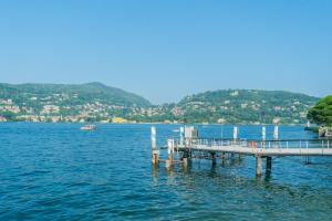 un quai au milieu d'une grande masse d'eau dans l'établissement 2 bedroom apartment on the lake, à Côme