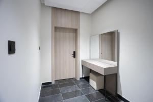 a bathroom with a sink and a mirror at منازل مأرز - شقق خاصة in Al Madinah +56 photos