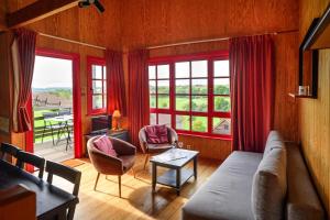 Posezení v ubytování Le Domaine du Val, Grand-Laviers, wooden house for 6 pers