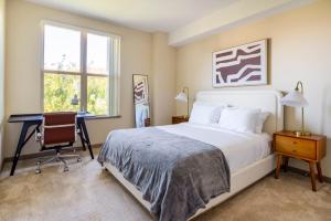 a bedroom with a bed and a desk and a chair at Blueground Contra Costa Centre pool nr Walnut Creek Park SFO-1902 in San Francisco +25 photos