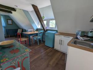 een keuken met een wastafel en een tafel met een tafel bij Dat smucke Reethus - OG in Born