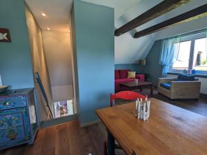 een woonkamer met een houten tafel en een bank bij Dat smucke Reethus - OG in Born