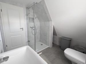 een witte badkamer met douche en toilet bij Dat smucke Reethus - OG in Born
