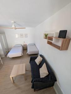 Giường trong phòng chung tại Apartment located near the beach +4 ảnh