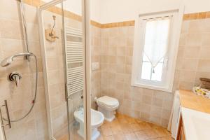 Saltoにあるwooden house-5 bedsのバスルーム(シャワー、トイレ付)、窓が備わります。