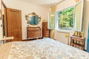 Saltoにあるwooden house-5 bedsのベッドルーム1室(ベッド1台、窓、鏡付)