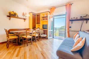 Saltoにあるwooden house-5 bedsのテーブルとソファのあるリビングルーム +14枚の写真