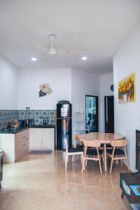 Η κουζίνα ή μικρή κουζίνα στο Ocean Cottage 1, Radiant Teluk Sari