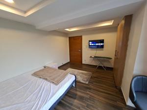 TV a/nebo společenská místnost v ubytování Private 1 BHK - E Block Bahria Heights-1 + 8 fotografií