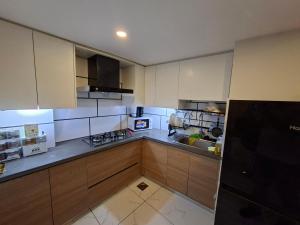 Kuchyň nebo kuchyňský kout v ubytování Private 1 BHK - E Block Bahria Heights-1