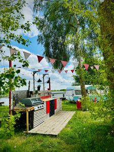 Taman di luar Stover Strand Camping