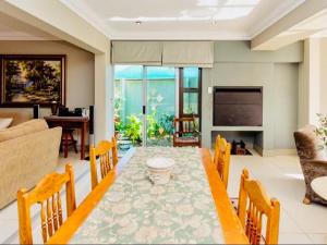 un salon avec une table à manger et un canapé dans l'établissement Alabaster Luxe Villa, à Langebaan