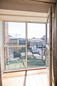ダブリンにあるSaint Patrick's District Apartmentsの市街の景色を望む客室内の大きな窓
