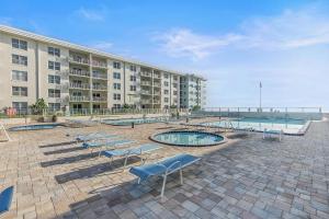 Sea Coast Gardens III 513 في نيو سميرنا بيتش: مبنى به كراسي وحمام سباحة ومبنى