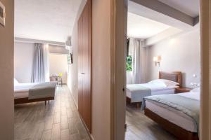 A bed or beds in a room at Albatros Hotel Még 29 kép