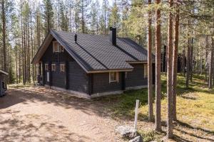 une petite maison au milieu d'une forêt dans l'établissement Villa Christina, à Pyhätunturi