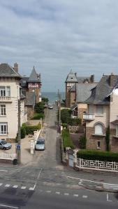 une rue de la ville avec des maisons et une route avec des voitures dans l'établissement Hotel De La Mer, à Saint-Malo
