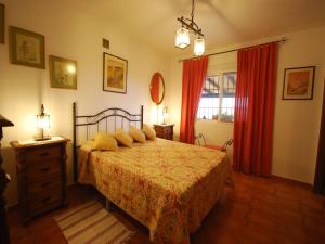 Postel nebo postele na pokoji v ubytování Villa in Mijas with Private Pool