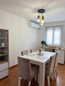 a dining room with a white table and chairs at Casa da Vila in Vila Franca do Campo