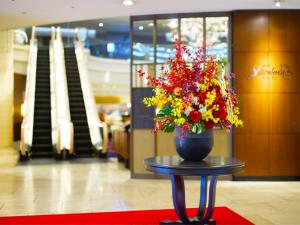 een vaas met bloemen op een tafel in een winkelcentrum bij Hotel Nikko Himeji in Himeji +177 foto's