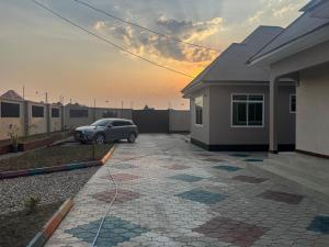 un'auto parcheggiata nel vialetto di una casa di Ukeisho Lodge a Mbeya