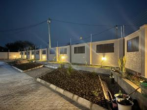 un edificio con un cortile con piante di fronte di Ukeisho Lodge a Mbeya
