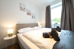 una camera da letto con un letto con due asciugamani sopra di Sailor's Cabin - Neues und zentrales Apartment von STAY YOUR WAY a Bremerhaven