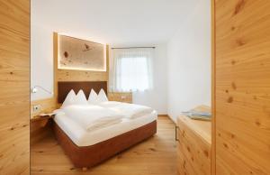Giường trong phòng chung tại Apartments Oberpichlhof