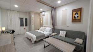 ein Wohnzimmer mit einem Bett und einer Couch in der Unterkunft 光禾居-加Line取得入住資訊 in Hung-i-li