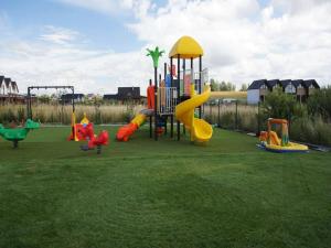 - une aire de jeux avec de nombreux types d'équipements dans l'établissement Beautiful holiday home, 2 bedrooms, Mielenko, à Mielenko 20 autres photos