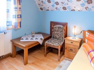 una camera da letto con scrivania, sedia e tavolo di Ferienwohnung in Lauterbach im Schwarzwald a Lauterbach
