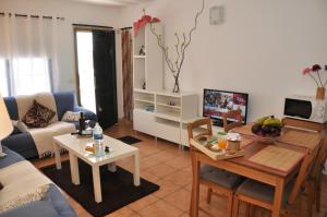 una sala de estar con un sofá y una mesa en Acogedor apartamento en la playa, en Famara