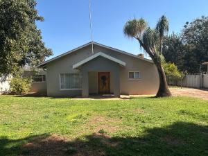 ein kleines Haus mit einem Baum im Hof in der Unterkunft C'est Si Bon Accommodation at 73 Geyser, Mokopane in Mokopane