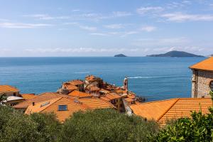 Un pueblo con tejados naranjas junto al océano en Lamar Residenza al Mare di Tellaro, en Lerici