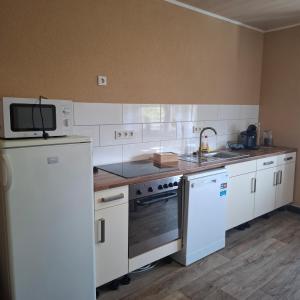 Η κουζίνα ή μικρή κουζίνα στο Großzügige Ferienwohnung Wagner Heusweiler +12 φωτογραφίες