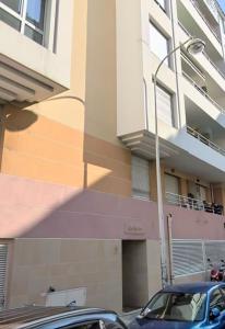 two cars parked in front of a building at Joli studio climatisé avec terrasse au calme in Nice +3 photos